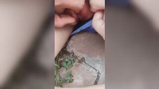gạ đứa em họ cho sờ bím ngoài sân