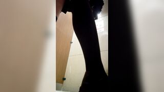 Quay lén, Nữ sinh Loli chân dài lồn rậm lông đi đái múp vcl ra