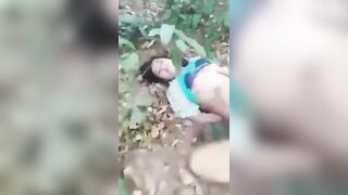 Cặp đôi học sinh lén lút đụ nhau trong vườn bị chủ vườn phát hiện xưa đuổi đi.