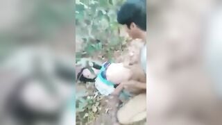 Cặp đôi học sinh lén lút đụ nhau trong vườn bị chủ vườn phát hiện xưa đuổi đi.