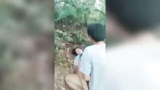 Cặp đôi học sinh lén lút đụ nhau trong vườn bị chủ vườn phát hiện xưa đuổi đi.