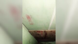 Sáng sớm thấy dì út vào toilet thằng cháu họ cũng giả vờ đi đái để quay lén dì đái.