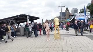 Em tây xinh nude giữa đường đông người