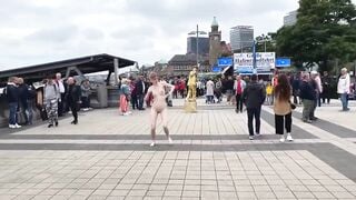 Em tây xinh nude giữa đường đông người