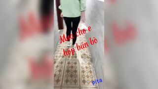 Mua Bún Bò Cho Gái Xinh mặc Legging, Được Bú Liếm Cu nghịch vú Loli hồng
