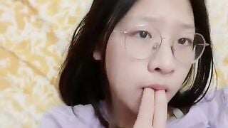 Kính cận vú to mới lớn có sở thích thủ dâm show hàng 2