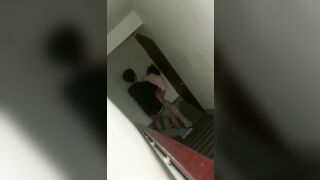 Bắt quả tang thằng bạn địt con ghệ ngay trước cửa trọ