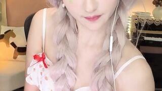 Em rau mình dây xinh thủ dâm trên live dâm đãng hàng ngon phần 1