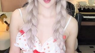 Em rau mình dây xinh thủ dâm trên live dâm đãng hàng ngon phần 1
