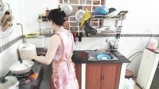 Em gái đang nấu ăn nứng lồn quá live thủ dâm cho sướng lồn
