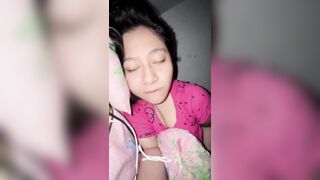Cô em múp rụp nứng lồn quá tự dâm ở trên giường