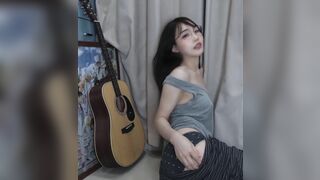 Em sinh viên sinh dâm khoe vú tròn đẹp mặt dâm đãng