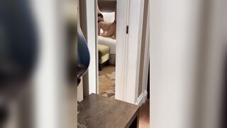 Một phụ nữ đã kết hôn bị những người đàn ông khác đụ tập thể.