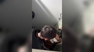 Quay lén Đi vệ sinh siêu thị bắt gặp cặp đôi mới lớn địt nhau trong toilet