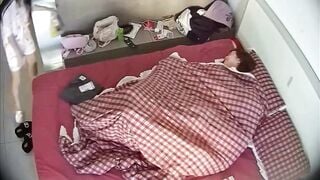 Đang sờ luôn chuẩn bị đụ bạn gái 2k10 thì con em họ lại vào phá đám.