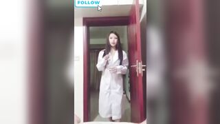 Nữ bác sĩ chăm sóc bệnh nhân bằng tình cảm