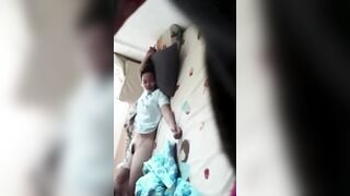 Con dâu đang nằm ngủ say thì bố chồng lén vào mò lồn rồi đụ tới tấp.