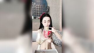 Xuất tinh vào Mì của Con đĩ KTV, Bắt nó ăn hết mỳ nứng vcl
