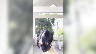 Em gái xinh khỏa thân đi dạo ngoài đường
