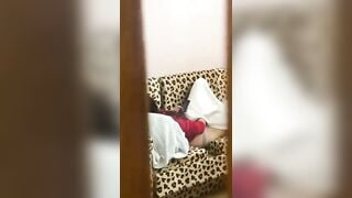 quay lén em gái của vợ đang móc lồn mà không khép của