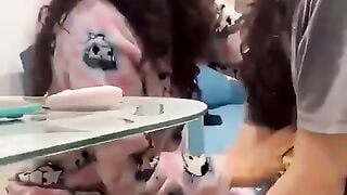 2 cô gái les yêu nhau hẹn hò móc lồn cho nhau cực cuốn.