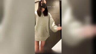 Cô gái ngực phẳng đeo mặt nạ cởi quần áo và vạch lông mu ra.