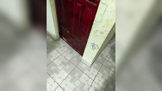 Chị gái nứng lồn thủ dâm rồi xem phim sex thằng em họ thấy vậy vào bú lồn giúp chị.