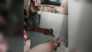 Sáng sớm em họ tắm chung cùng chị gái đứng đái vào lồn chị gái xong lau lồn giúp chị.