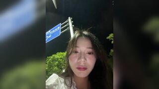 Hai em gái xinh dẫn nhau ra đường live sex thủ dâm khoe hàng kích thích