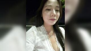 Hai em gái xinh dẫn nhau ra đường live sex thủ dâm khoe hàng kích thích