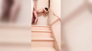 Lén ra cầu thang đụ em họ - giờ này ba mẹ em ngủ hết rồi