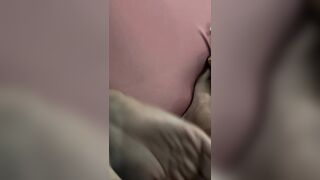 Đang thủ dâm thì anh trai vào phòng em gái buscu luôn còn được anh thủ dâm cho