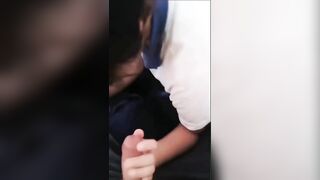 Đang học mà bắt bé nó ra cầu thang để sục cho