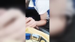 Đang học mà bắt bé nó ra cầu thang để sục cho
