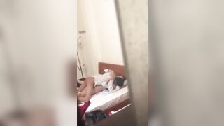 Tan giờ làm là các anh chị lại về phòng trọ tập đánh vần