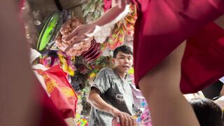 quay lén dưới váy gái 1 con