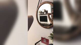 Con em vợ ở nhà nó mặt đồ thế này sao ta