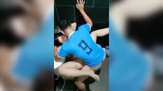 Quá mất dạy em trai hiếp chị dâu trong toilet