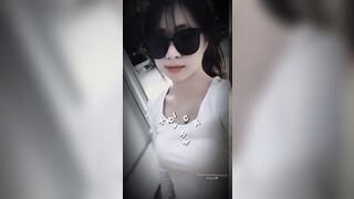 Các em gái xinh lộ hàng