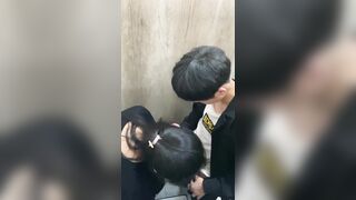 Anh trai dụ em gái mình vô nhà vệ sinh rồi đụ