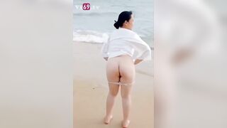Chị gái miền tây ở chuồng trên bãi biển