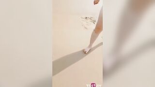 Chị gái miền tây ở chuồng trên bãi biển