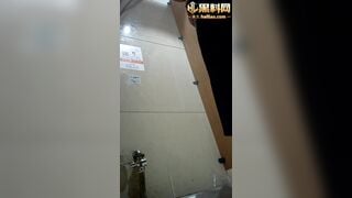 Cam kín quay lén các em teen xinh tq đi vệ sinh trong nhà vệ sinh công cộng