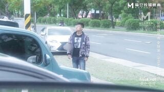 E sale vú bự bím múp xinh đẹp dâm đãng vì muốn bán đc xe mà gạ khách địt lun trên xe