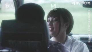 E sale vú bự bím múp xinh đẹp dâm đãng vì muốn bán đc xe mà gạ khách địt lun trên xe