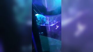 Quay lén khách gạ địt nhân viên karaoke trong quán