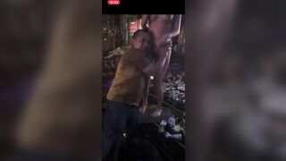 Bú lồn em nhân viên trong quán karaoke ôm