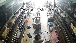 Hack Camera Giữ Trưa Nứng Quá 2 Vợ Chồng Địt Nhau Tại Cửa Hàng