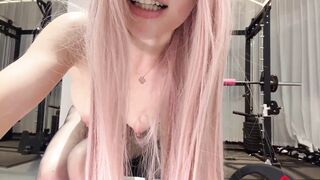 Gái tập gym, Vừa nâng tạ vừa Sex Toy thủ dâm Vú To live sex rên rỉ múp vcl