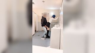 Cặp đôi sinh viên địt nhau public tại nhà vệ sinh công cộng